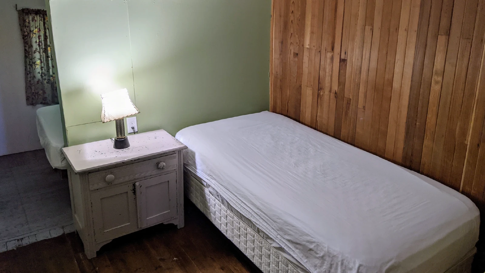 Pigeon-Lake-Resort-Cottage-twenty-second-bedroom-two-single-beds